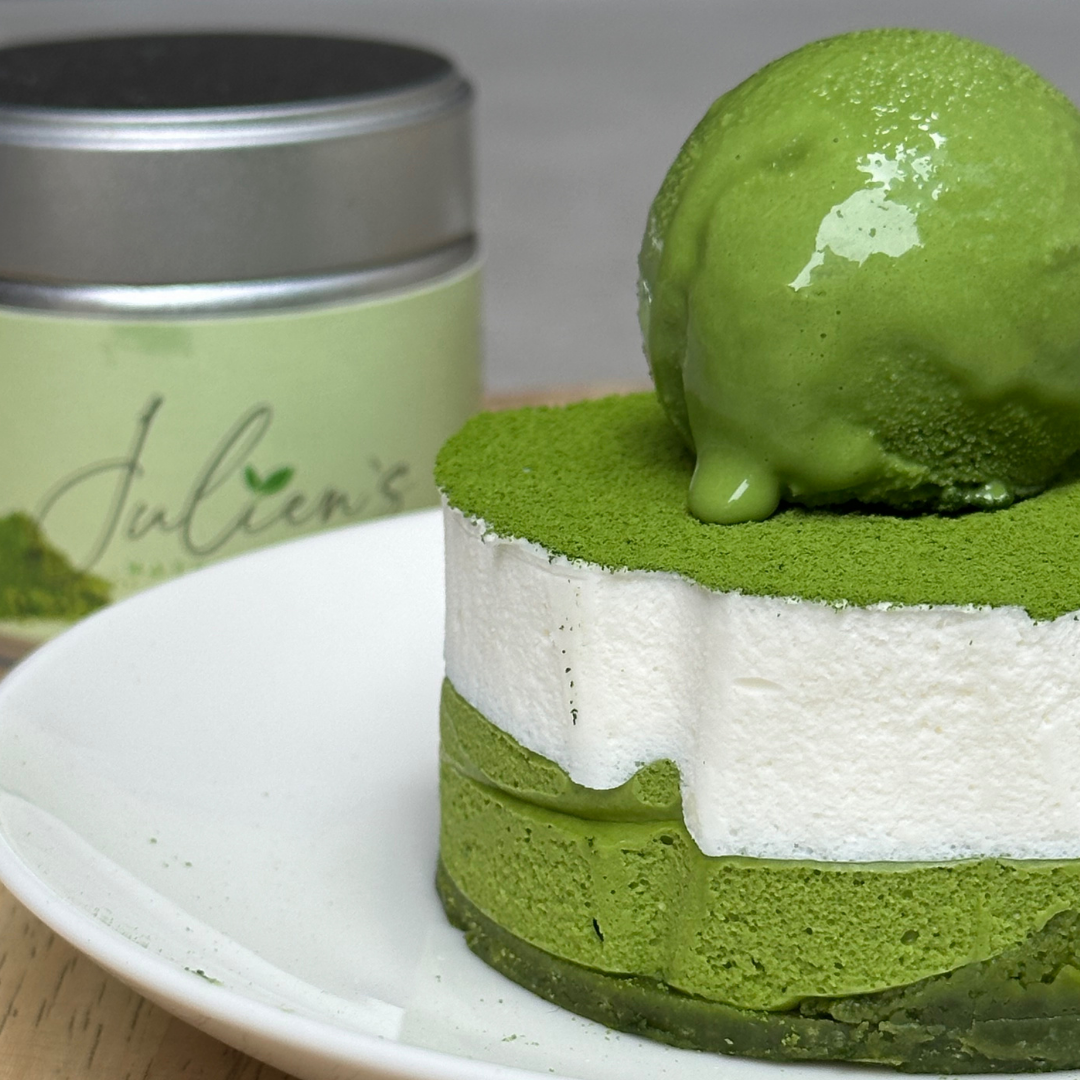 Matcha-Quark-Törtchen mit Biskuitboden und Matcha-Eiskugel